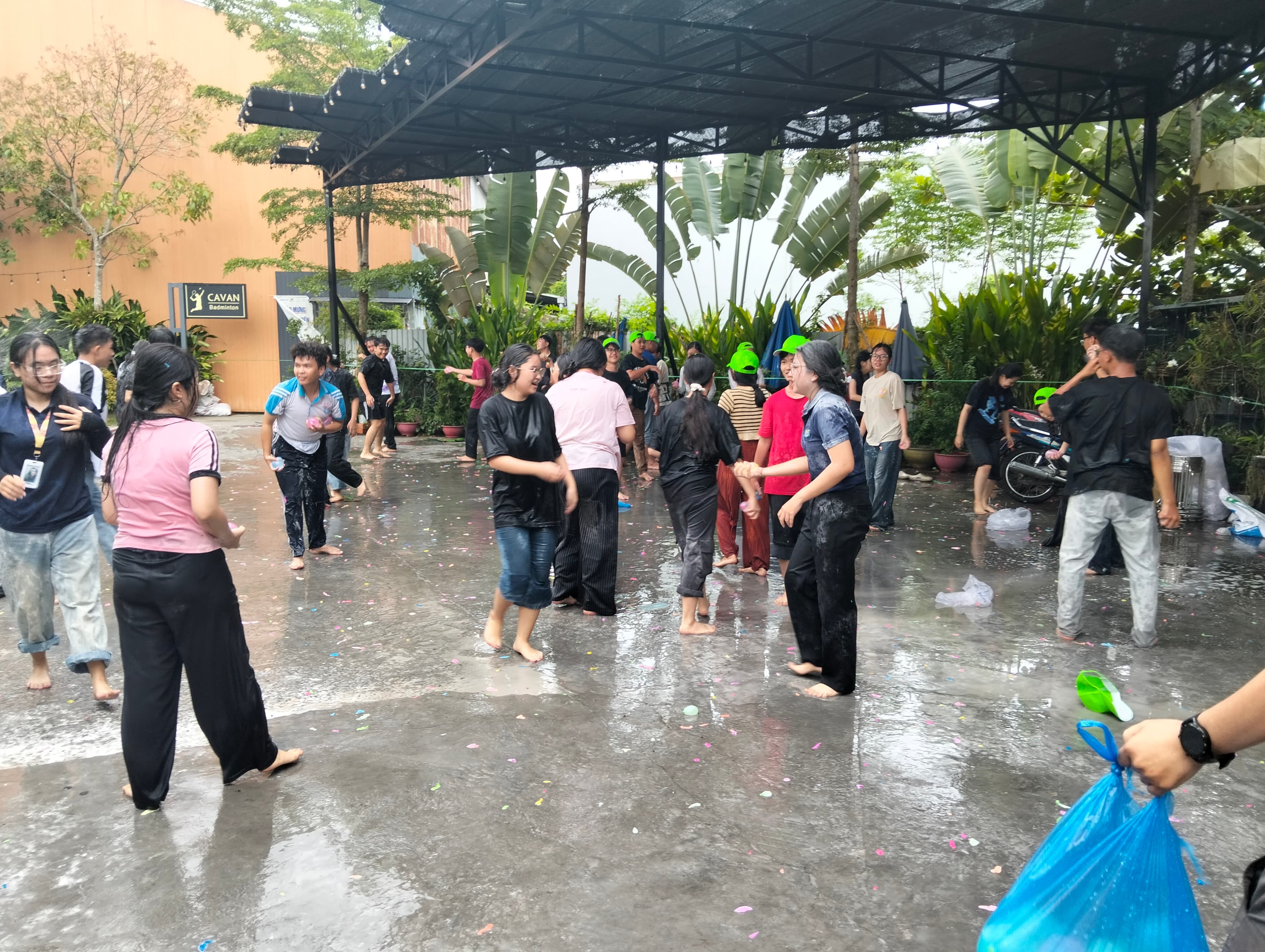 Đại chiến bột màu & bóng nước Buổi Chiều